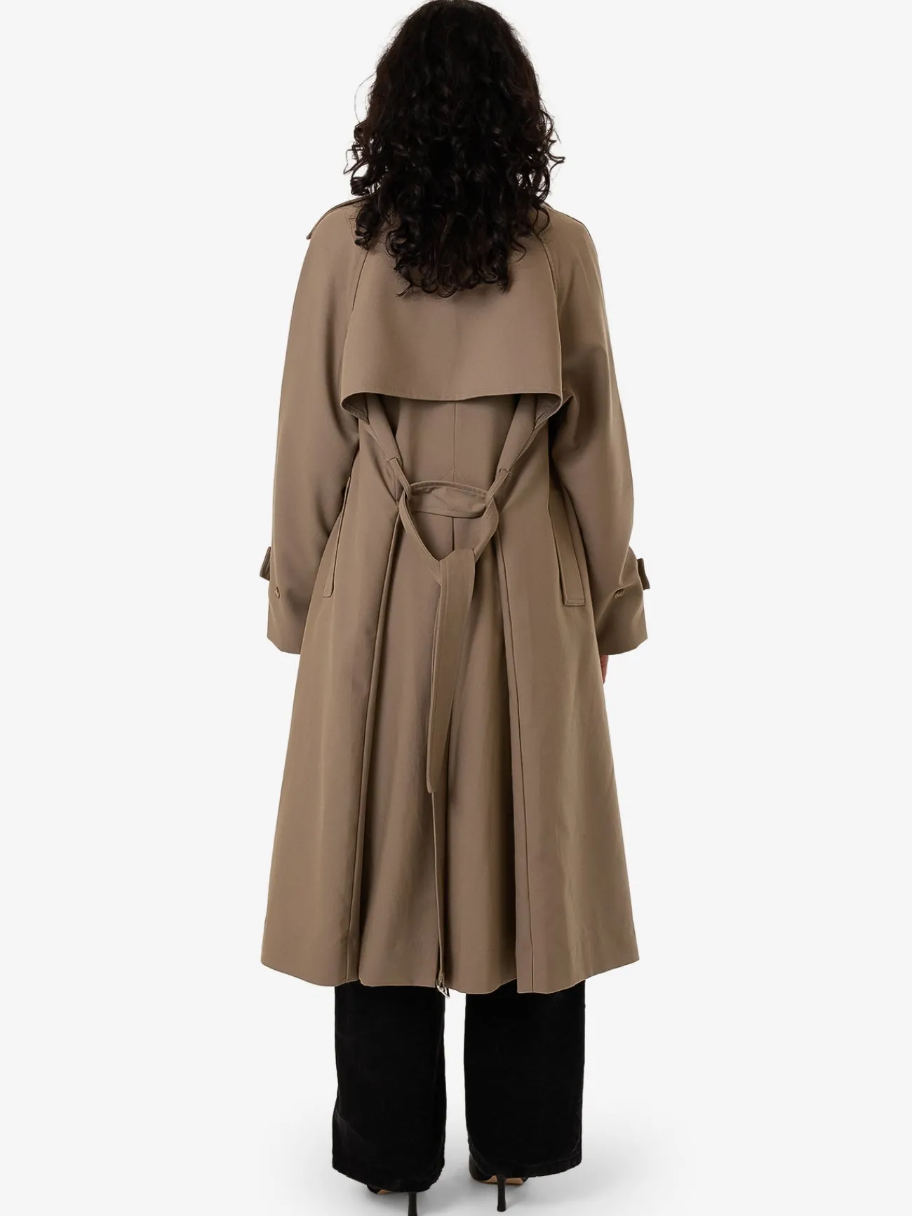Best Thrills Cache Trench Coat - String