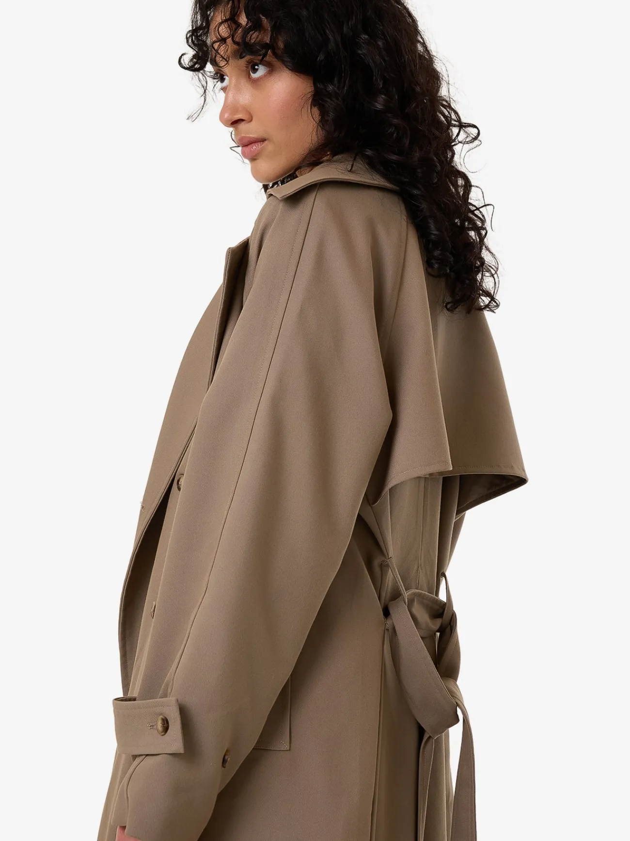 Best Thrills Cache Trench Coat - String
